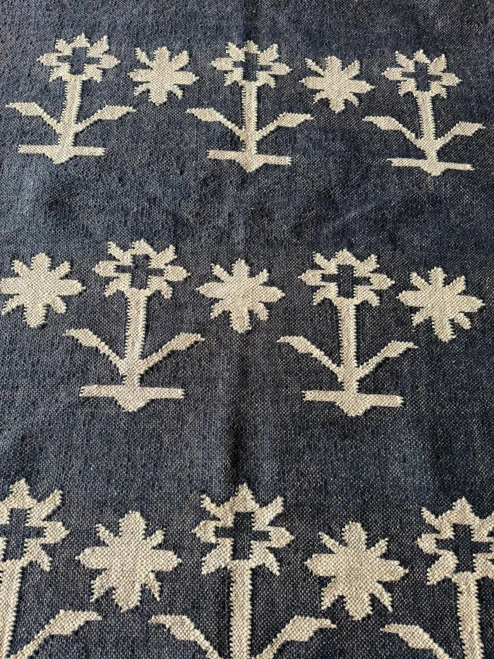 Handwoven Charcoal Wool Jute Kilim Rug, Modern Tribal Flatweave Area Rug, Handmade Scandinavian Boho Dhurrie Carpet with Fringe