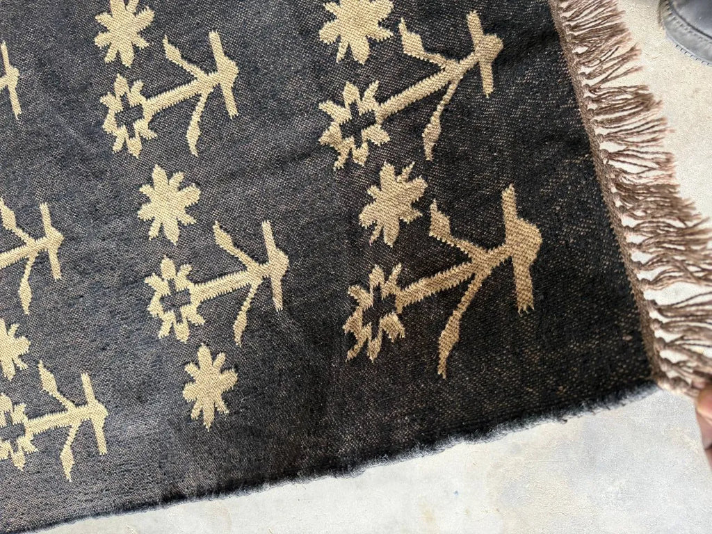 Handwoven Charcoal Wool Jute Kilim Rug, Modern Tribal Flatweave Area Rug, Handmade Scandinavian Boho Dhurrie Carpet with Fringe