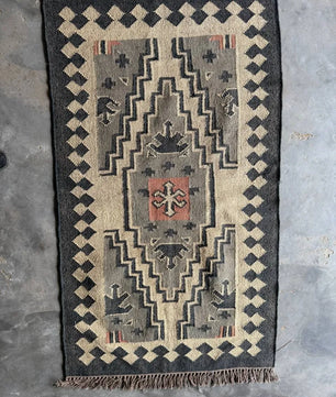 Handwoven Southwestern Wool Jute Kilim Rug, Tribal Medallion Flatweave Area Rug, Handmade Boho Dhurrie Carpet with Fringe for Living Room