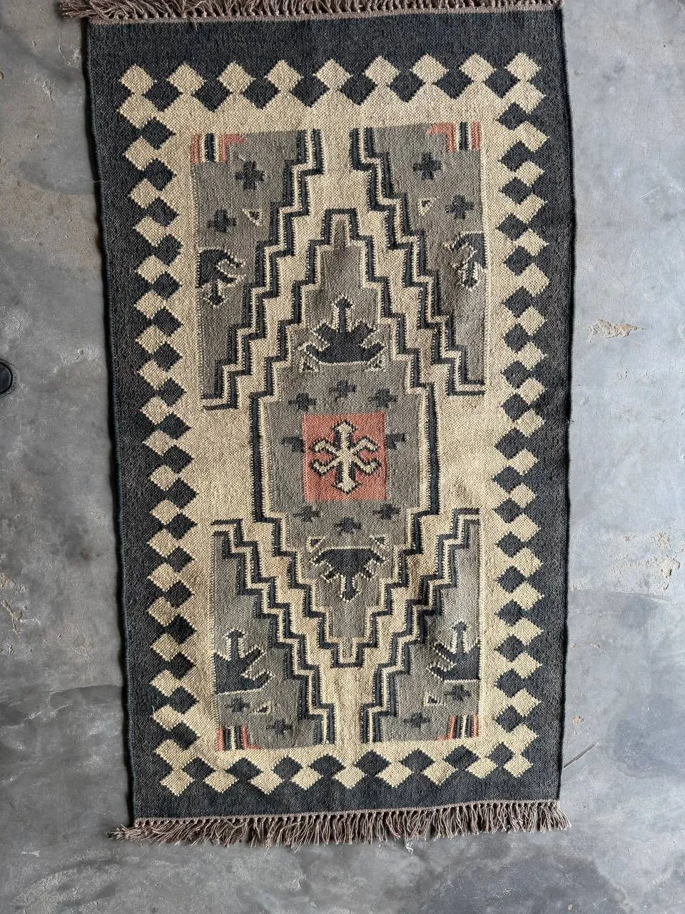 Handwoven Southwestern Wool Jute Kilim Rug, Tribal Medallion Flatweave Area Rug, Handmade Boho Dhurrie Carpet with Fringe for Living Room