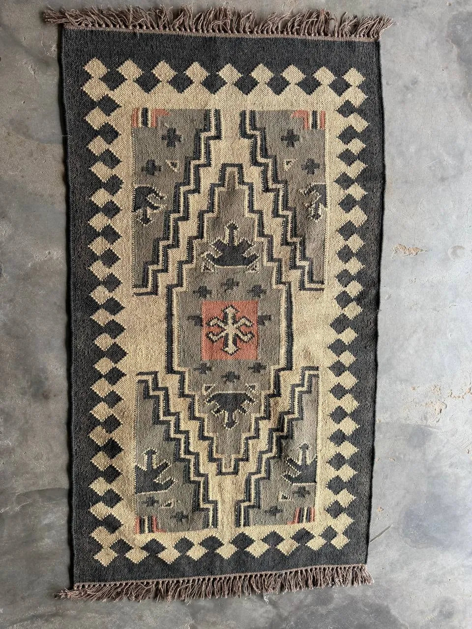 Handwoven Southwestern Wool Jute Kilim Rug, Tribal Medallion Flatweave Area Rug, Handmade Boho Dhurrie Carpet with Fringe for Living Room