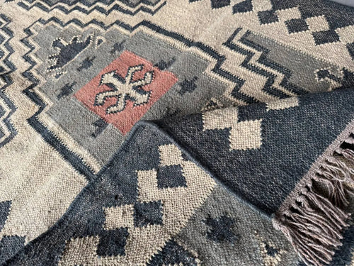 Handwoven Southwestern Wool Jute Kilim Rug, Tribal Medallion Flatweave Area Rug, Handmade Boho Dhurrie Carpet with Fringe for Living Room