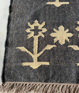 Handwoven Charcoal Wool Jute Kilim Rug, Modern Tribal Flatweave Area Rug, Handmade Scandinavian Boho Dhurrie Carpet with Fringe