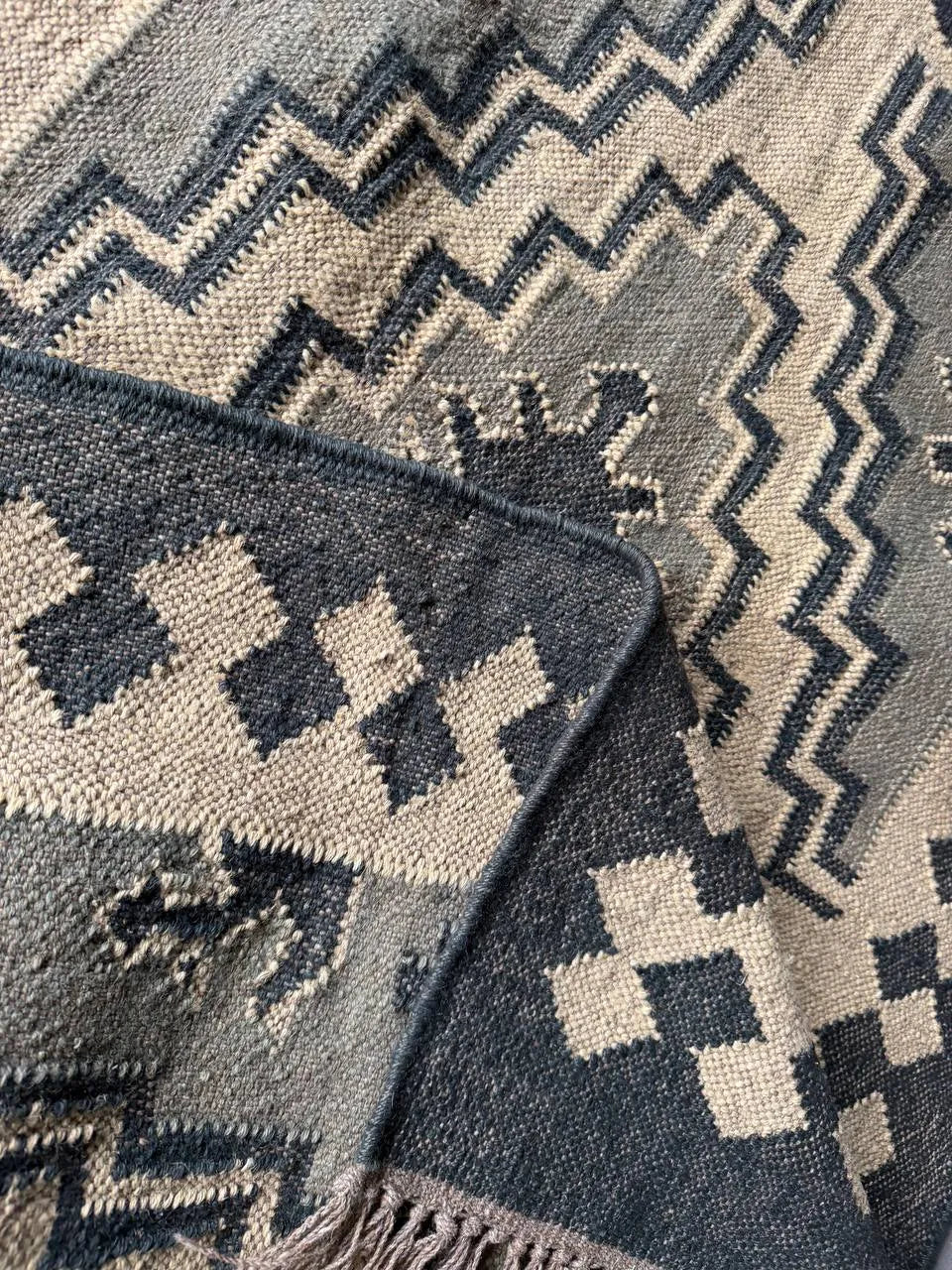 Handwoven Southwestern Wool Jute Kilim Rug, Tribal Medallion Flatweave Area Rug, Handmade Boho Dhurrie Carpet with Fringe for Living Room