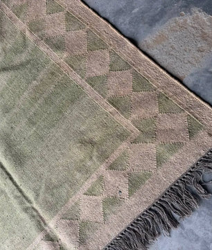 Handwoven Sage Green Wool Jute Kilim Rug, Minimalist Diamond Border Flatweave Area Rug, Handmade Boho Dhurrie Carpet with Fringe