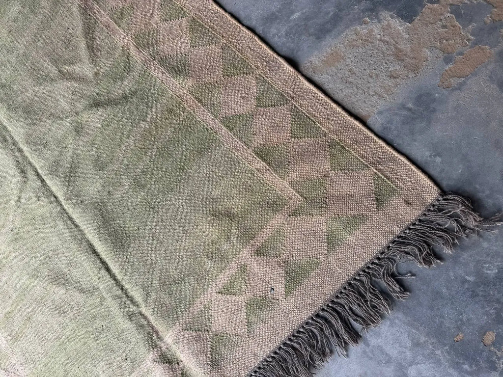Handwoven Sage Green Wool Jute Kilim Rug, Minimalist Diamond Border Flatweave Area Rug, Handmade Boho Dhurrie Carpet with Fringe