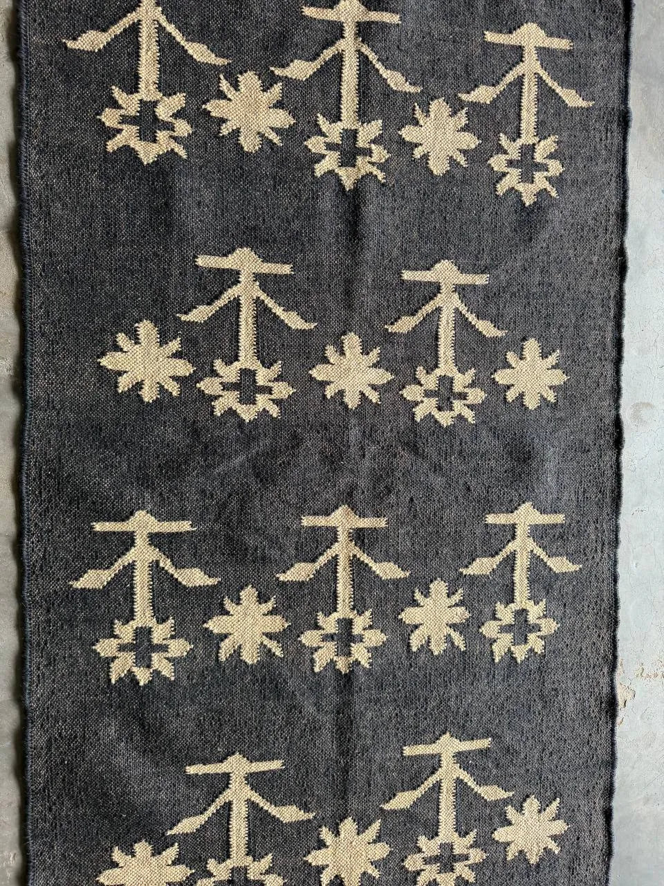Handwoven Charcoal Wool Jute Kilim Rug, Modern Tribal Flatweave Area Rug, Handmade Scandinavian Boho Dhurrie Carpet with Fringe