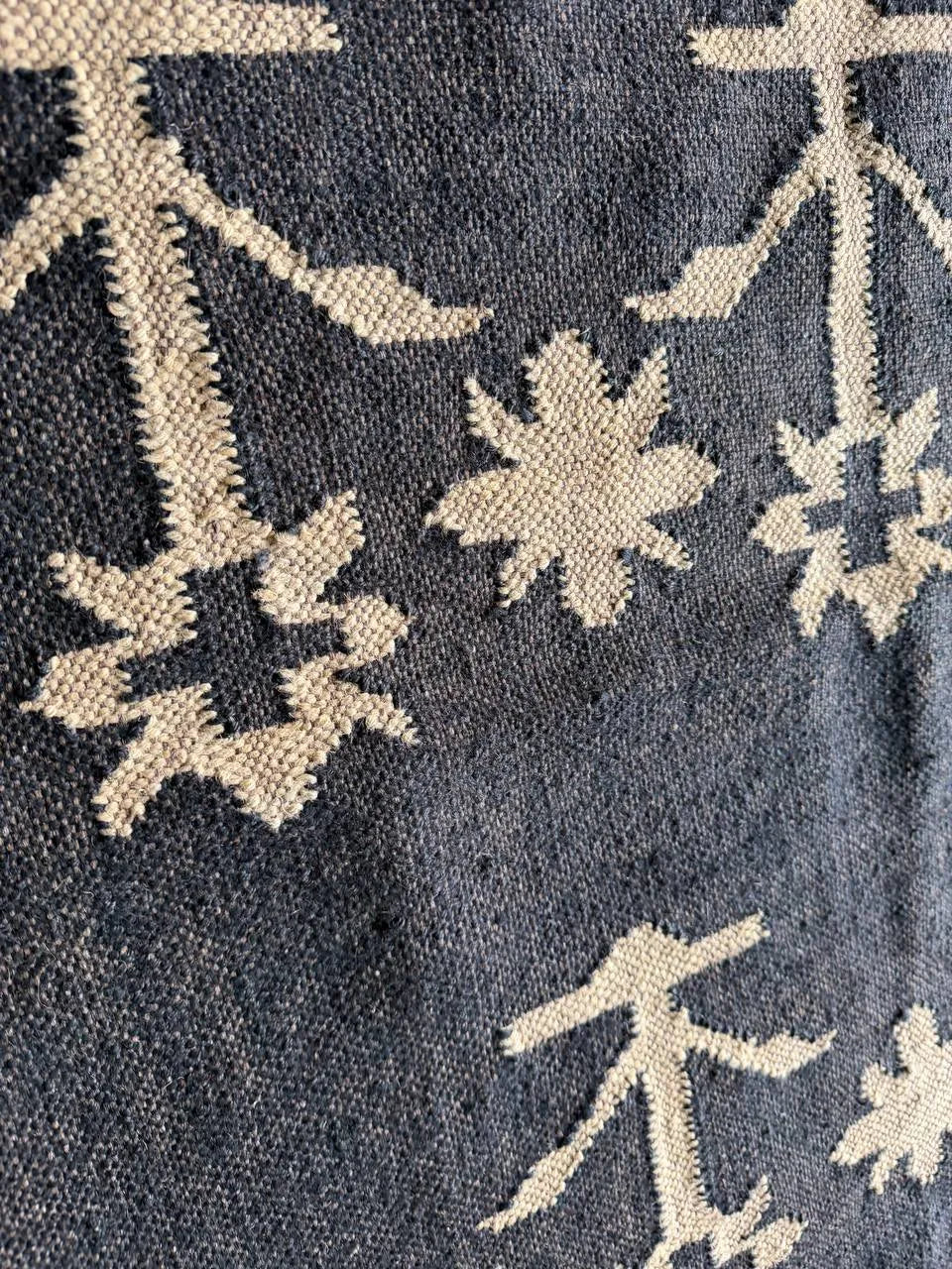 Handwoven Charcoal Wool Jute Kilim Rug, Modern Tribal Flatweave Area Rug, Handmade Scandinavian Boho Dhurrie Carpet with Fringe