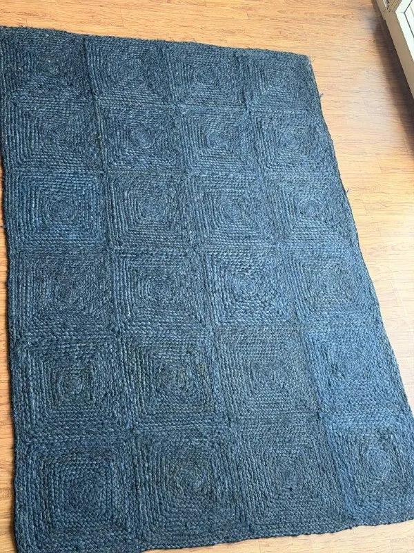 Handgevlegte Chevron Jute-mat – Beige en wit geometriese natuurlike veselmat