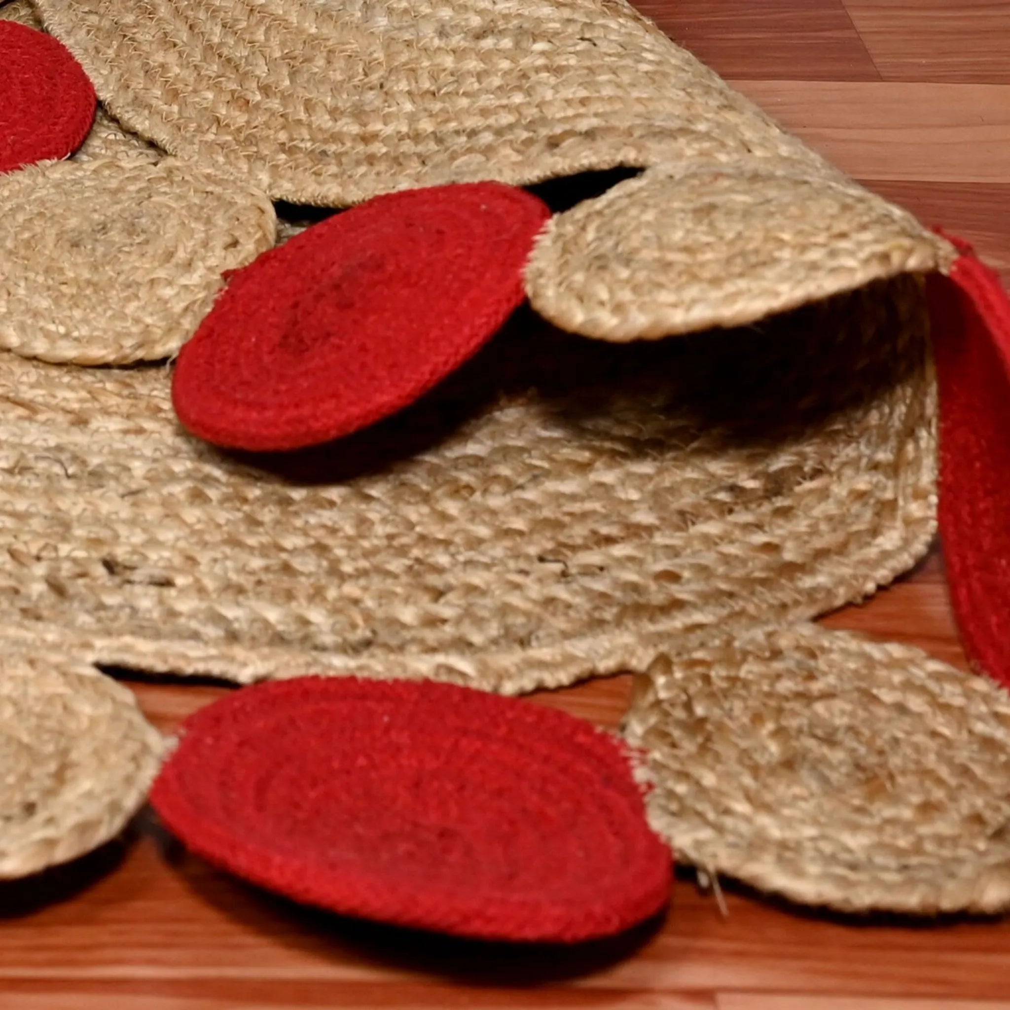 Crimson Pebble Border Jute Carpet – Artisan-Braided Natural Circle Rug