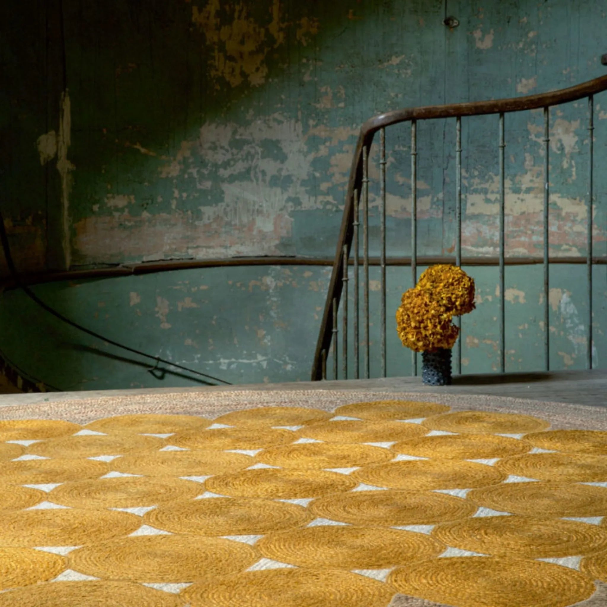 Golden Sunflower Jute Circle Rug – Artisan-Braided Medallion Center Carpet