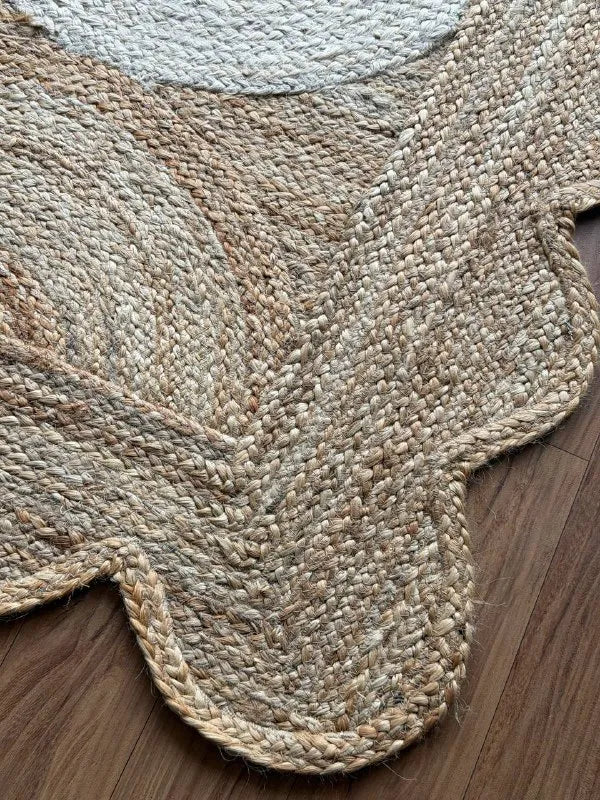 Ivory Scallop-Border Jute Carpet – Artisan-Braided Abstract Rug