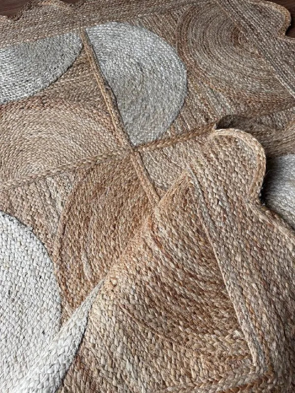 Ivory Scallop-Border Jute Carpet – Artisan-Braided Abstract Rug