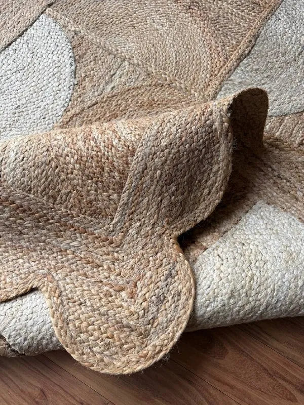 Ivory Scallop-Border Jute Carpet – Artisan-Braided Abstract Rug