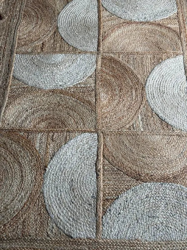 Ivory Scallop-Border Jute Carpet – Artisan-Braided Abstract Rug