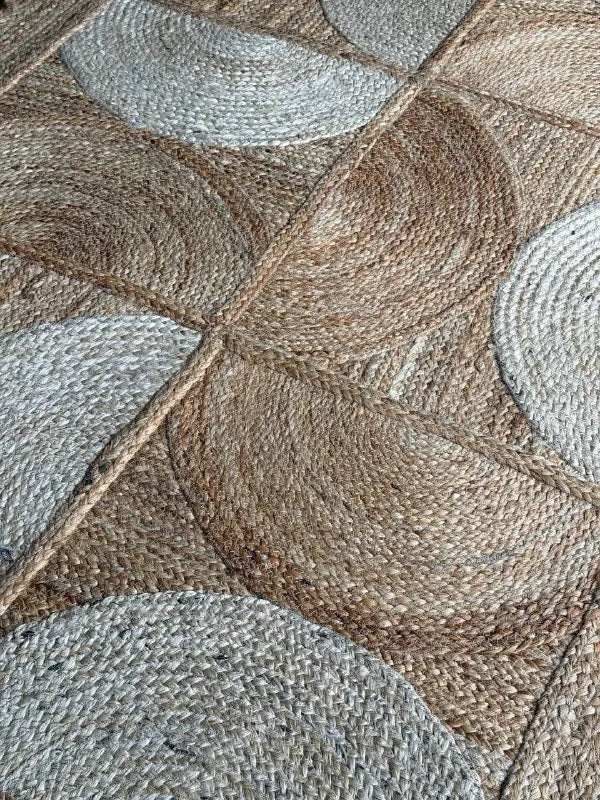 Ivory Scallop-Border Jute Carpet – Artisan-Braided Abstract Rug