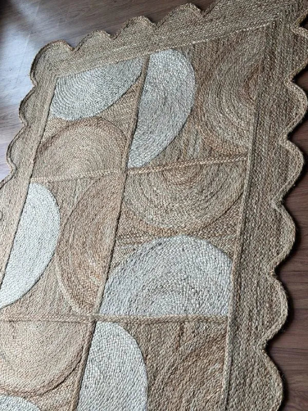 Ivory Scallop-Border Jute Carpet – Artisan-Braided Abstract Rug