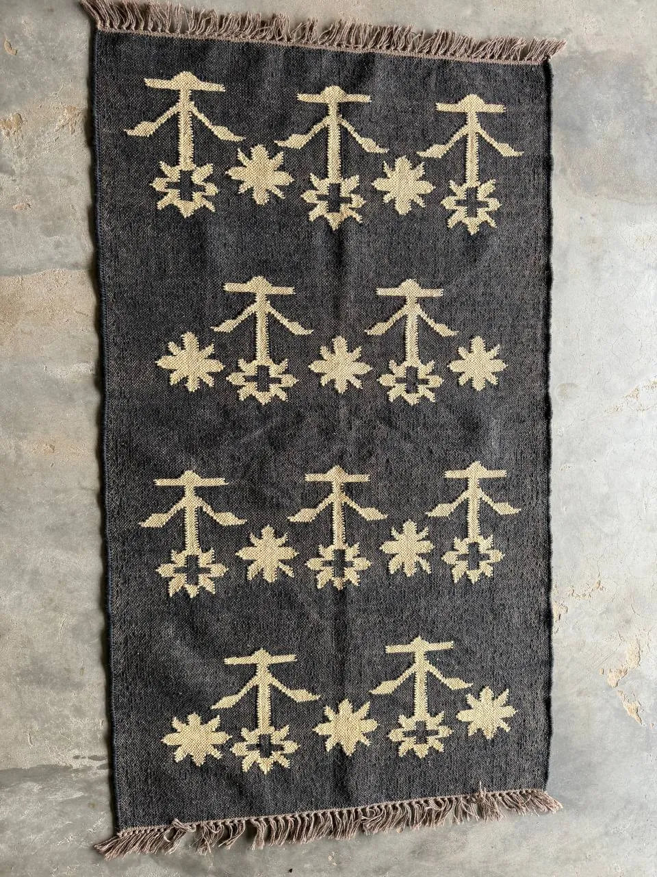 Handwoven Charcoal Wool Jute Kilim Rug, Modern Tribal Flatweave Area Rug, Handmade Scandinavian Boho Dhurrie Carpet with Fringe