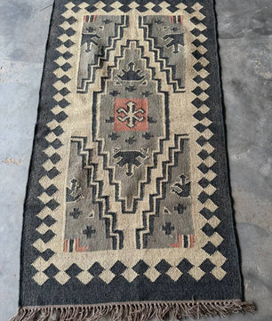 Handwoven Southwestern Wool Jute Kilim Rug, Tribal Medallion Flatweave Area Rug, Handmade Boho Dhurrie Carpet with Fringe for Living Room