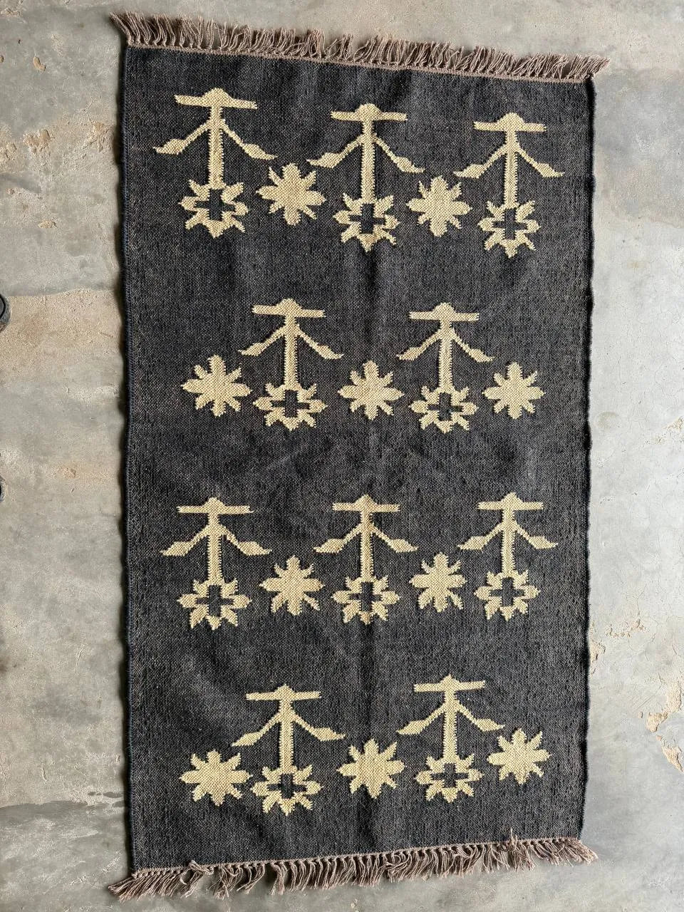 Handwoven Charcoal Wool Jute Kilim Rug, Modern Tribal Flatweave Area Rug, Handmade Scandinavian Boho Dhurrie Carpet with Fringe