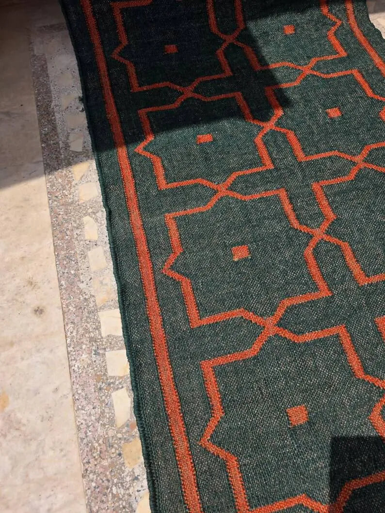 Maroon Volkskuns Kilim Tapytloper – Artisanaal-geweefde Wol Jute Mat, Volgens Maat Gemaak