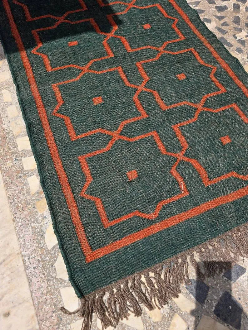 Maroon Volkskuns Kilim Tapytloper – Artisanaal-geweefde Wol Jute Mat, Volgens Maat Gemaak