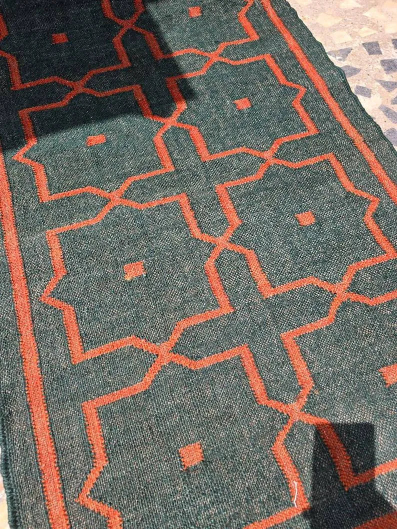 Maroon Volkskuns Kilim Tapytloper – Artisanaal-geweefde Wol Jute Mat, Volgens Maat Gemaak