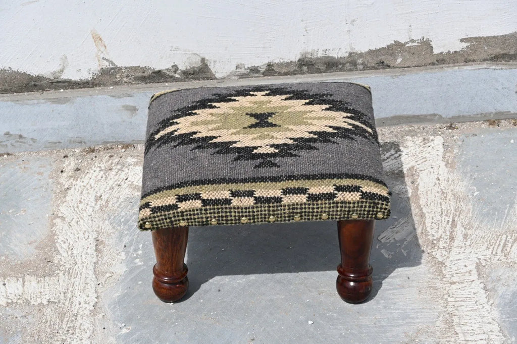 Handgemaakte Houtskool Kilim Voetbank – Geometriese Gestoffeerde Ottoman met Houtpote