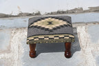 Handgemaakte Houtskool Kilim Voetbank – Geometriese Gestoffeerde Ottoman met Houtpote