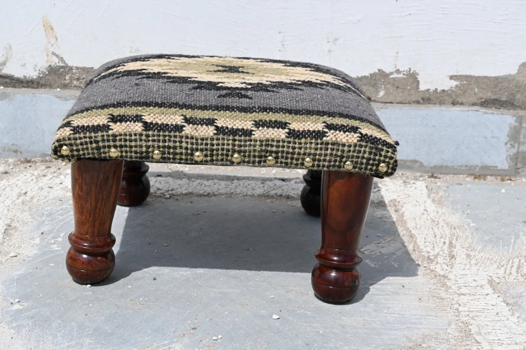 Handgemaakte Houtskool Kilim Voetbank – Geometriese Gestoffeerde Ottoman met Houtpote