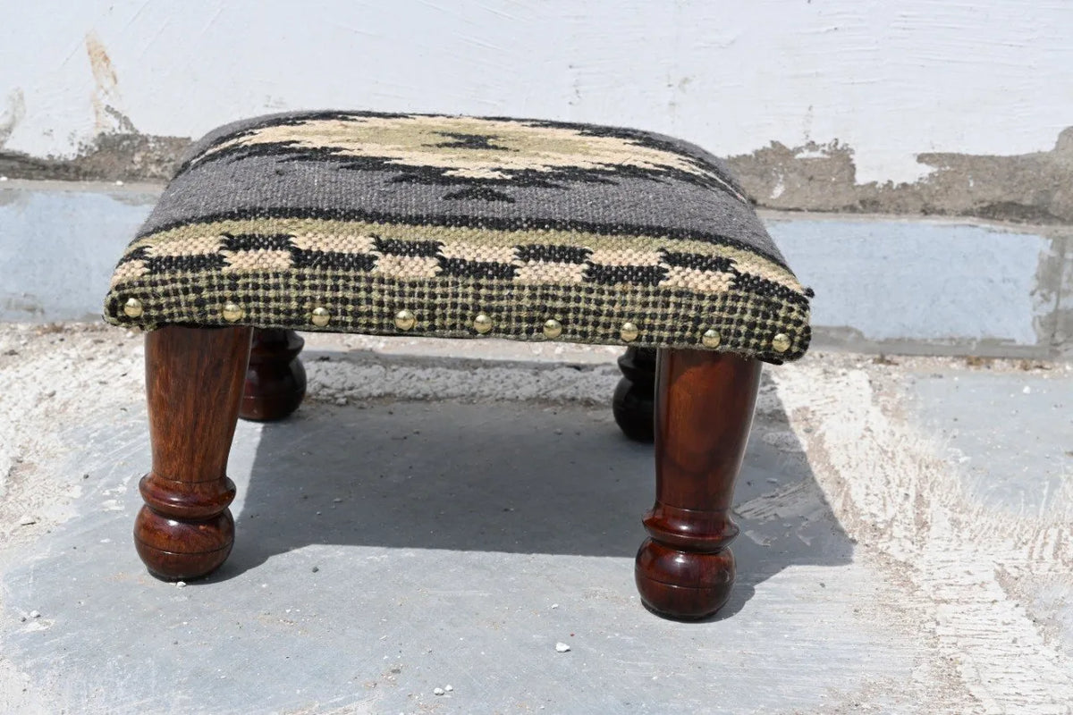 Handgemaakte Houtskool Kilim Voetbank – Geometriese Gestoffeerde Ottoman met Houtpote