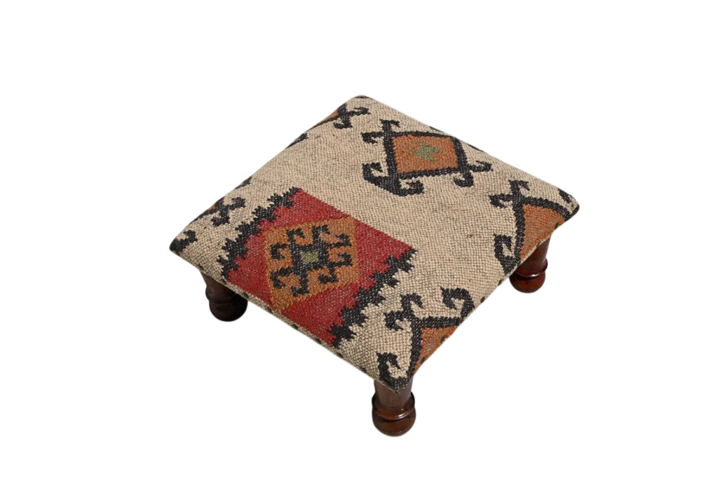 Handgemaakte Geometriese Kilim Voetbank – Beige Gestoffeerde Ottoman met Gedraaide Houtpote
