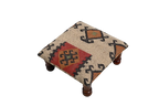 Handgemaakte Geometriese Kilim Voetbank – Beige Gestoffeerde Ottoman met Gedraaide Houtpote