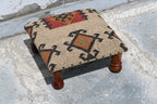 Handgemaakte Geometriese Kilim Voetbank – Beige Gestoffeerde Ottoman met Gedraaide Houtpote