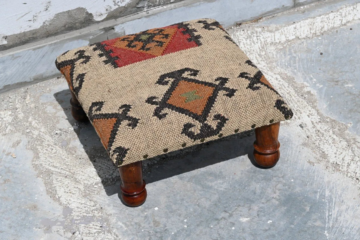 Handgemaakte Geometriese Kilim Voetbank – Beige Gestoffeerde Ottoman met Gedraaide Houtpote