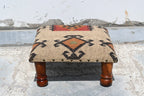 Handgemaakte Geometriese Kilim Voetbank – Beige Gestoffeerde Ottoman met Gedraaide Houtpote