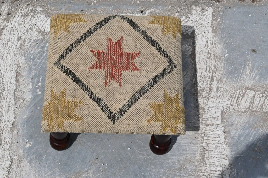 Neutrale Stam Otomaanse – Handgemaakte Ster Kilim Aksent Stoeltjie en Hout Voetsteun