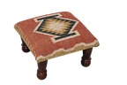 Handgemaakte roeskleurige Kilim-ottoman – Geometriese gestoffeerde voetbankie met houtpote