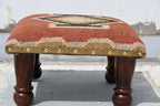Handgemaakte roeskleurige Kilim-ottoman – Geometriese gestoffeerde voetbankie met houtpote