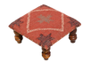 Roeskleurige Stam-Ottomaan – Handgemaakte Geometriese Kilim-aksentstoeltjie en Houtvoetbankie