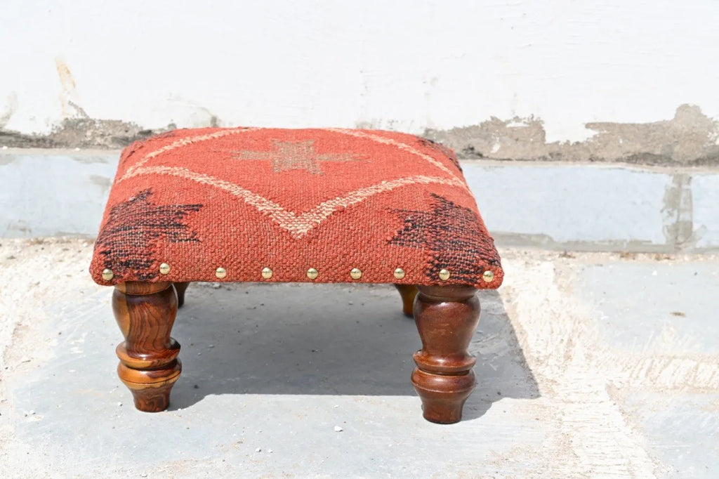 Roeskleurige Stam-Ottomaan – Handgemaakte Geometriese Kilim-aksentstoeltjie en Houtvoetbankie