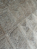 Handgevlegte Chevron Jute-mat – Beige en wit geometriese natuurlike veselmat
