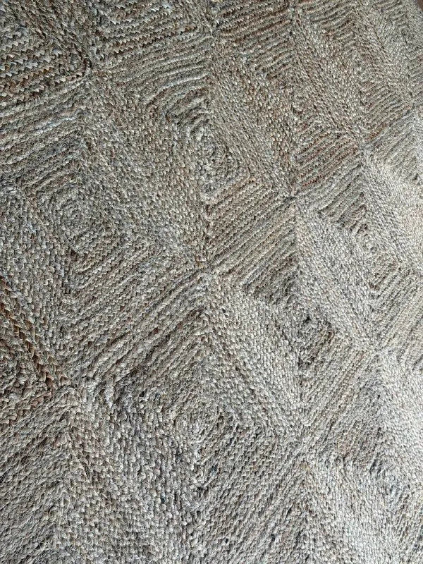 Handgevlegte Chevron Jute-mat – Beige en wit geometriese natuurlike veselmat