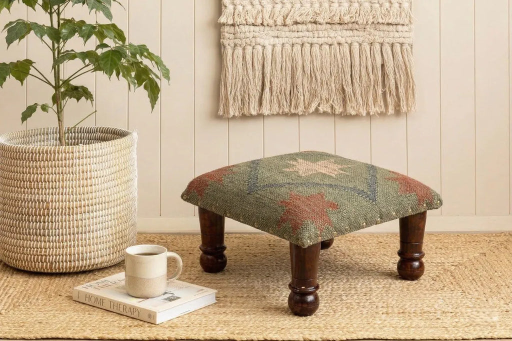 Klein Boho-Ottoman – Olyfgroen Stam Kilim Voetbankie met Gedraaide Houtpote