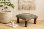 Klein Boho-Ottoman – Olyfgroen Stam Kilim Voetbankie met Gedraaide Houtpote