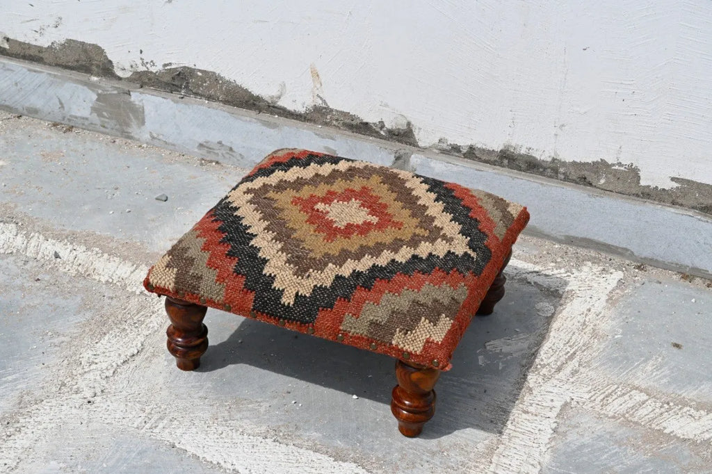 Suidwestelike Stam Otomaan – Handgemaakte Veelkleurige Kilim Akcentsitplek en Voetbankie